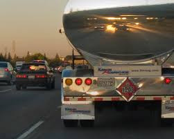Un camió cisterna transporta materials inflamables.