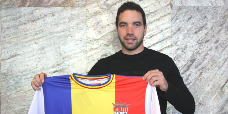 Albert Moñino mostra la nova samarreta tricolor.