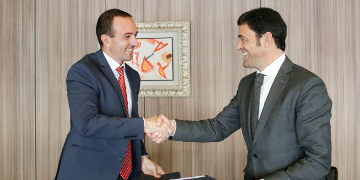 Jordi Torres i Josep Àngel Mortés signen el conveni, ahir.