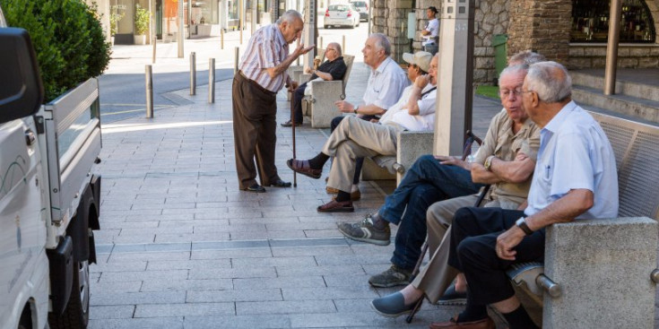 Un grup de jubilats conversen davant del Comú d’Andorra la Vella.