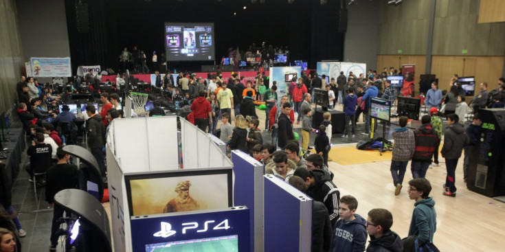 Usuaris participant en el torneig online que organitza l’empresa Iutopia a la sisena edició del Saló del Videojoc, ahir.