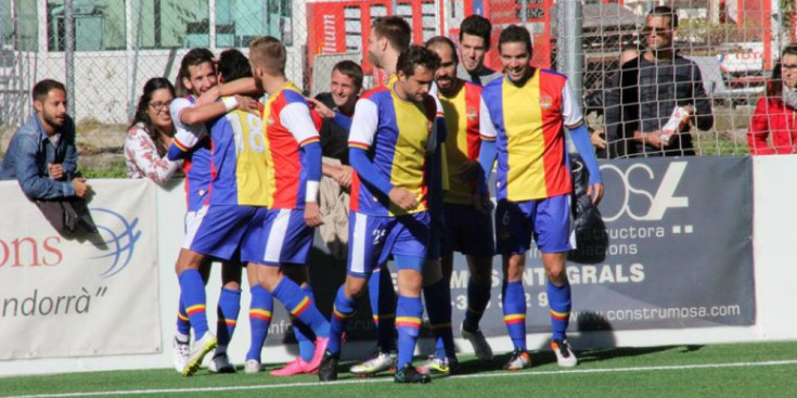 Els jugadors tricolors celebren el segon gol contra l’Avià a la Borda Mateu.