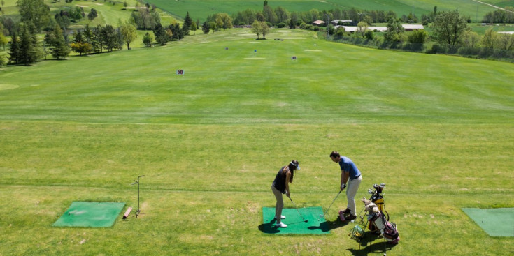 Dos golfistes llencen pilotes al camp de golf d’Aravell. FOTO: TONY LARA