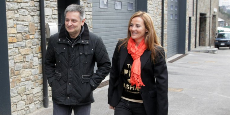Gilbert Saboya i Olga Gelabert, passejant pels carrers de la Massana durant la campanya electoral.