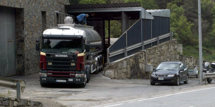 Un camió carrega sucre d’un magatzem a Sant Julià de Lòria proper a la frontera amb Espanya, el 2006.