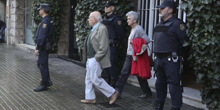 L’expresident català, Jordi Pujol, i la seva dona, Marta Ferrusola, surten del seu domicili, a Barcelona.