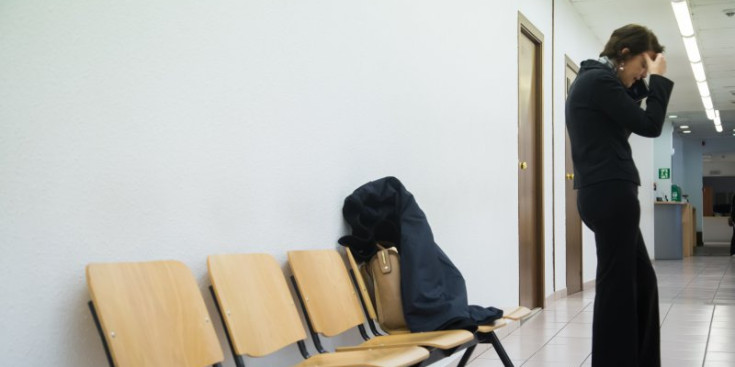 Una dona esperant als bancs del passadís del Tribunal de Corts, situat a Andorra la Vella.