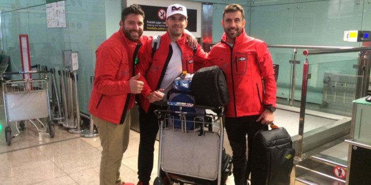 Albert Veiga, Cristian España i Blai Jané, ahir a l’aeroport de Barcelona.