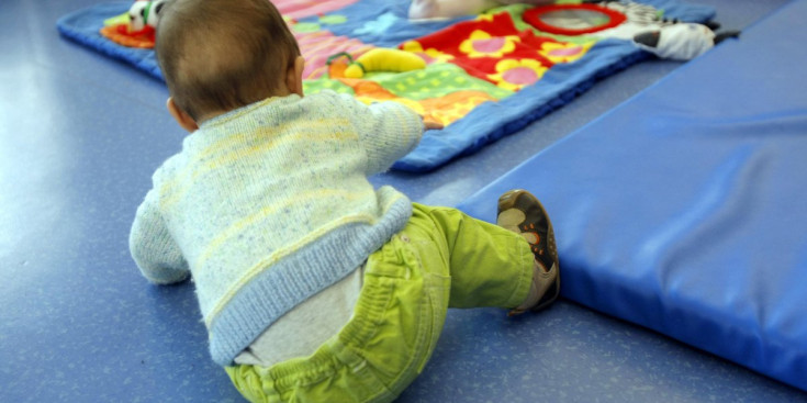Una nadó s’entreté jugant a una llar d’infants del Principat.