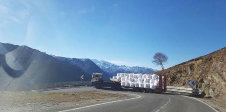 Un camió transportant grans sacs carregats de neu, fa tres setmanes.