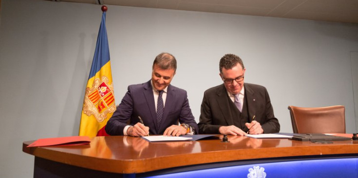 Marc Rossell i Josep Maria Tost signen l’acord de col·laboració entre el Principat i la Generalitat de Catalunya.