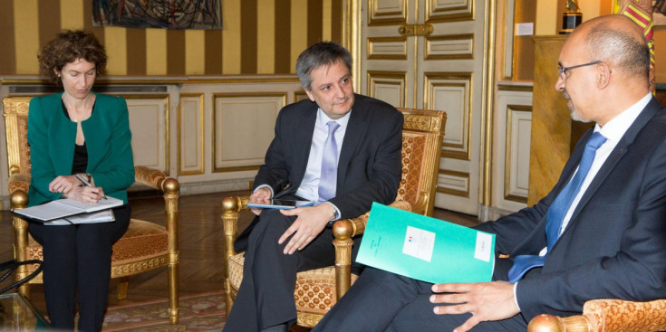 El ministre Saboya amb el secretari d’Estat Harlem Désir, ahir a París.