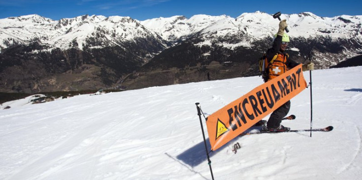 Cartell d’encreuament de pistes a Soldeu que recomana reduir la velocitat als esquiadors per garantir-ne la seguretat.