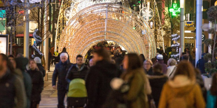 Turistes passejant aquest Nadal pels carrers cèntrics del Principat.