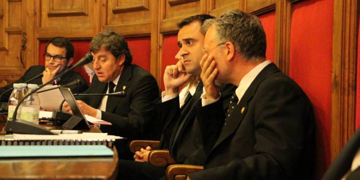 Els consellers de la minoria escolten Besolí, ahir a la sessió del Comú.