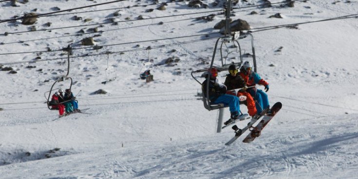 Grup d’esquiadors en un telecadira d’una de les estacions del Principat.