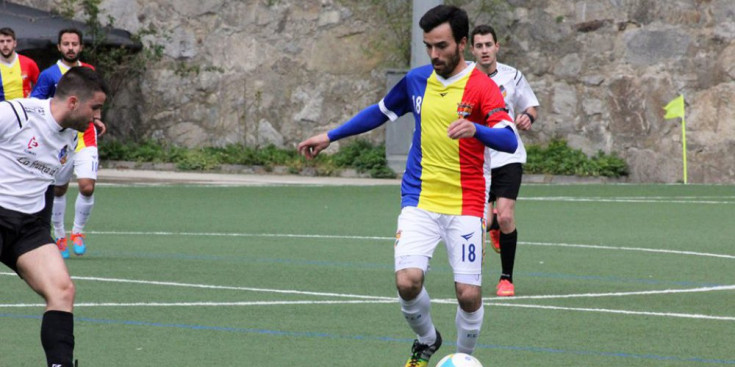 Miguel comença una jugada d’atac de l’FC Andorra contra el Tremp.