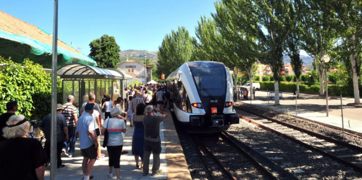 assatgers en l’estrena dels nous trens de la línia que uneix Lleida i la Pobla, l’any passat.