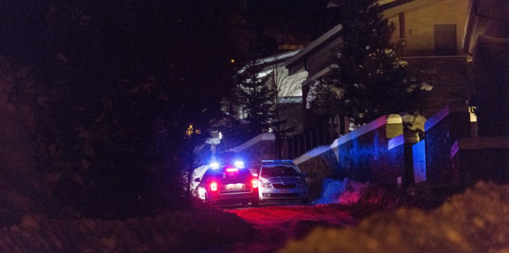 Vehicles policials davant la casa de Miquel, dimarts al vespre.