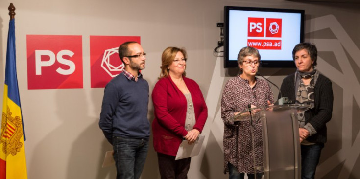 Joan Sans, Dolors Carmona, Susanna Vela i Cèlia Vendrell, ahir a la seu del PS.