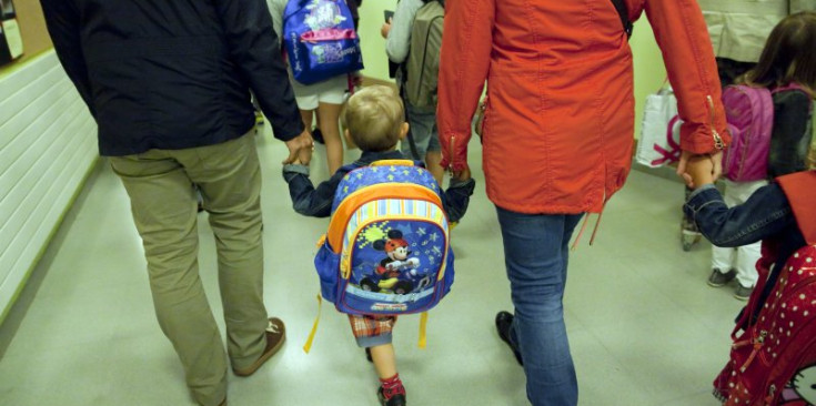 Uns pares porten el seu fill a l’escola.