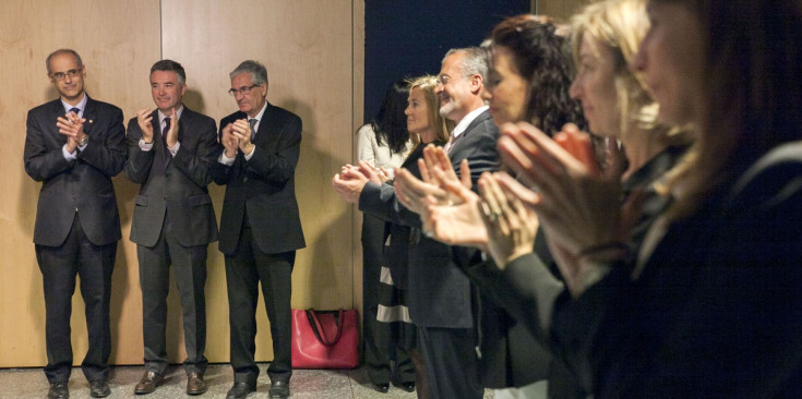 Toni Martí, a l’esquerra de la imatge, aplaudeix orgullós els nous càrrecs dels ministeris.