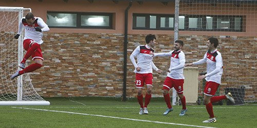 Riera (a l'esquerra) celebra un dels dos gols que va marcar contra la UE, ahir al camp municipal de la Seu.