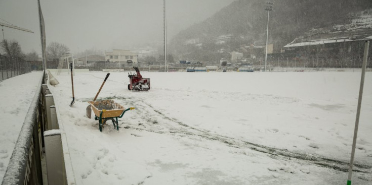 Una màquina de treure neu al camp gran del Centre d’Entrenaments de la FAF, ahir.