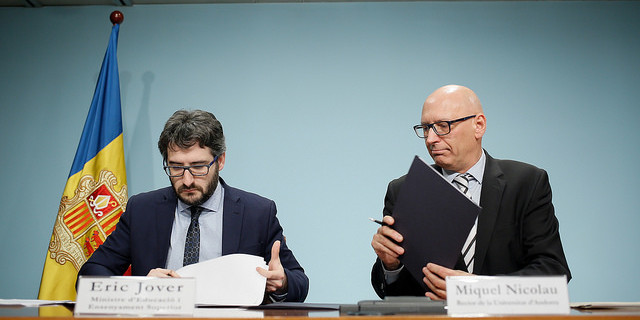Jover i Nicolau signen el conveni-contracte per als pròxims tres anys entre el Govern i l’UdA, ahir a l’edifici administratiu de l’Executiu.