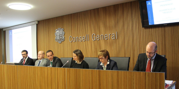 Torres i Gili –en concepte de presidenta– encapçalen la taula en la compareixença sobre l’heliport nacional, ahir a l’edifici nou del Consell General.