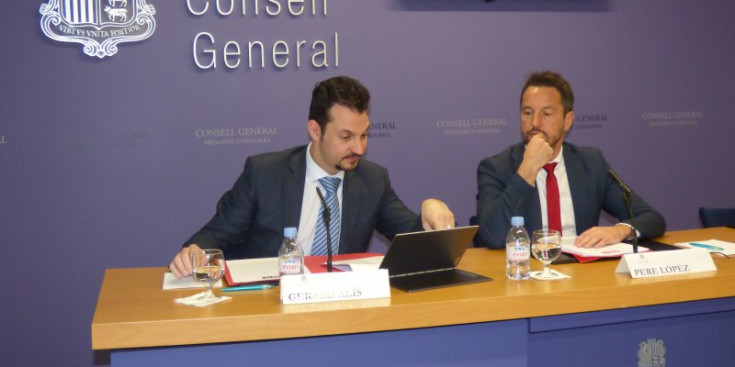 Gerard Alís i Pere López, consellers general del PS, durant la presentació de la proposició de llei, ahir.