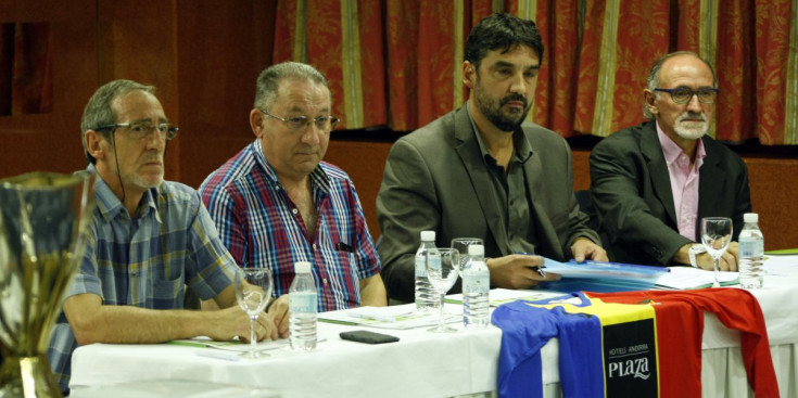 D’esquerra a dreta, Santiago Martín, Lluís España, Bruno Bartolomé i Alfredo Zunzarren, en l’assemblea general de l’FC Andorra, l’octubre passat. FOTO: ÀLEX LARA