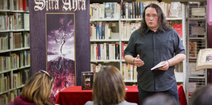 David Arrabal presenta el recull de relats de terror 'Sitra Ahra', ahir a la Biblioteca Comunal d'Encamp.