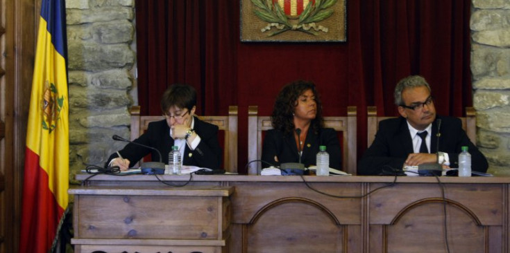 Monserrat Gil (al centre) i Manel Torrentallé en una sessió de consell del Comú de Sant Julià quan n’eren els cònsols, l’any 2013.