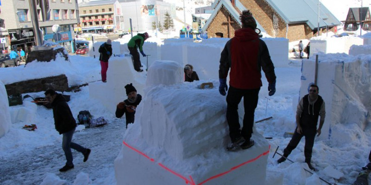 Els artistes treballen els blocs de neu al Pas de la Casa, ahir.