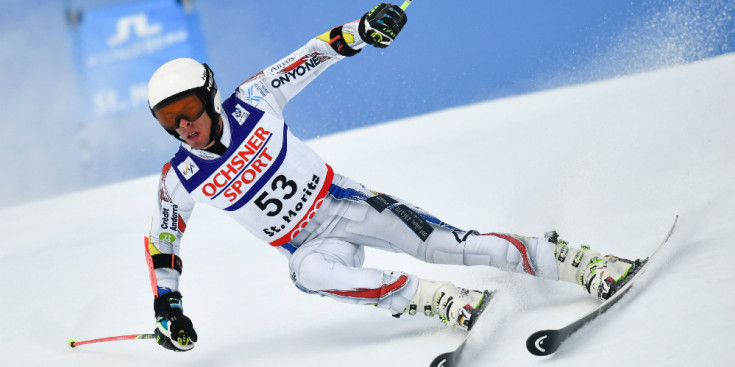 Àxel Esteve en plena primera mànega del gegant dels Mundials, ahir a l’estació suïssa de Saint Moritz.