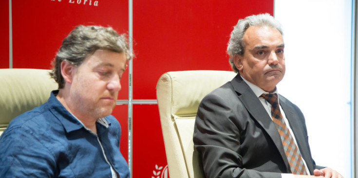 Manel Torrentallé, a la dreta, amb el conseller de Finances, Joan Besolí, el dia que va donar explicacions per l’ús de les targetes, el maig del 2015.