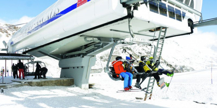 Imatge d’arxiu d’esquiadors utilitzant un dels telecadires de l’estació d’Ordino-Arcalís, del domini Vallnord.