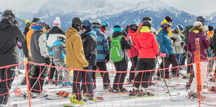 Cua d’esquiadors a Arinsal a finals del mes de gener.
