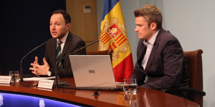 El ministre Xavier Espot i el cap d’àrea Jordi Olivé durant la presentació de la memòria, ahir.