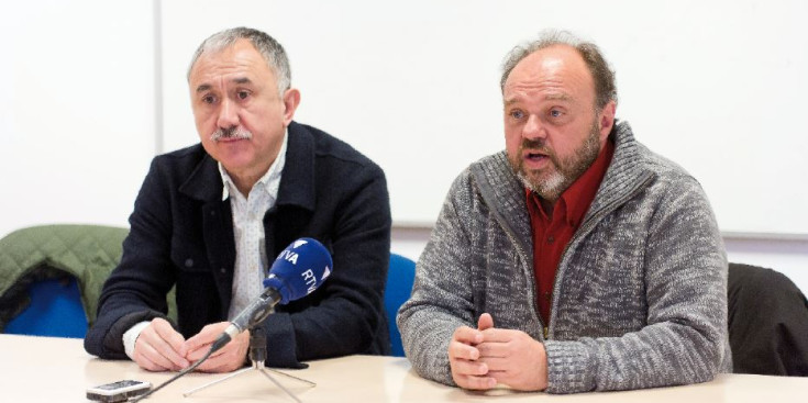 Josep Maria Álvarez i Gabriel Ubach durant la roda de premsa, ahir.