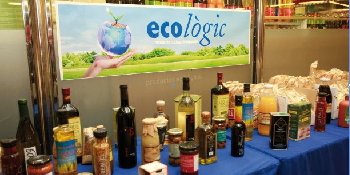 Mostra de productes ecològics en un centre comercial.