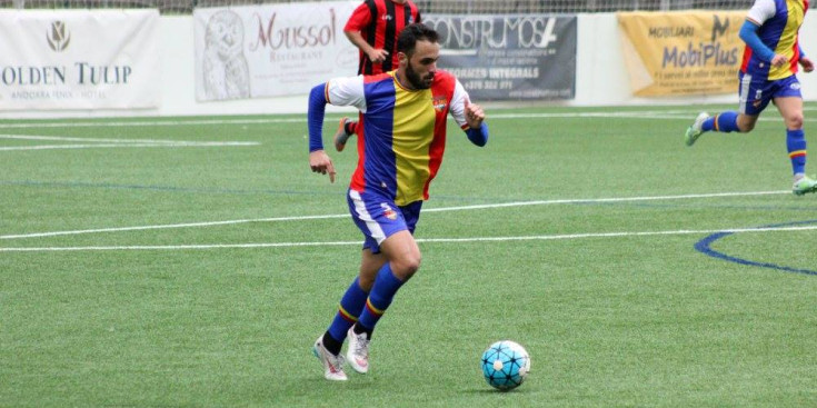 Moreno amb la pilota, dissabte contra el Sant Cugat.