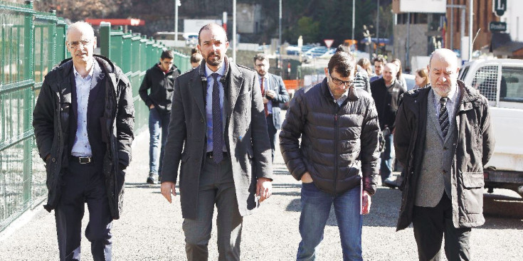 El cap de Govern, Toni Martí, i el ministre d’Ordenament Territorial, Jordi Torres, durant la visita a Aixovall, ahir.