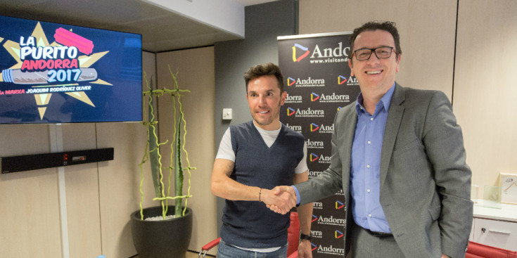 Purito i Budzaku encaixen mans després de signar l’acord entre la Marxa i Andorra Turisme per a l’edició del 2017, ahir.