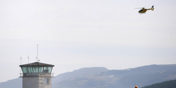 Un helicopter aproximant-se a la torre de control de l’Aeroport d’Andorra - La Seu d’Urgell.