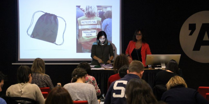 Treballadors socials del país durant la formació en emergències i catàstrofes impartida pel Col·legi català.
