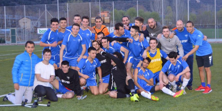 Els futbolistes de la Seu d’Urgell FC celebrant el títol
