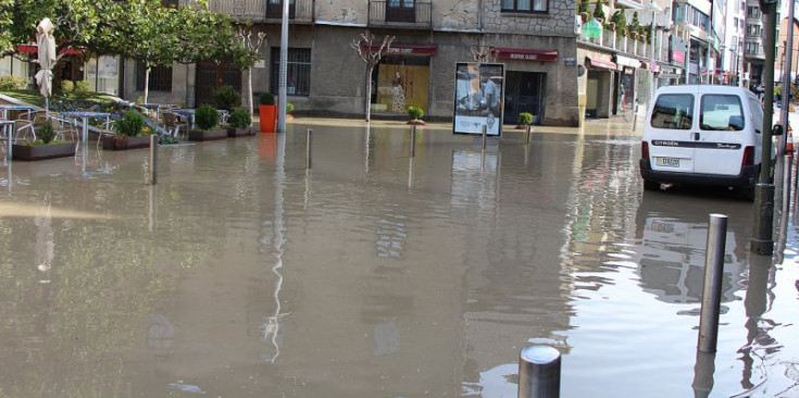 Inundació a la plaça Príncep Benlloch d'Andorra la Vella.