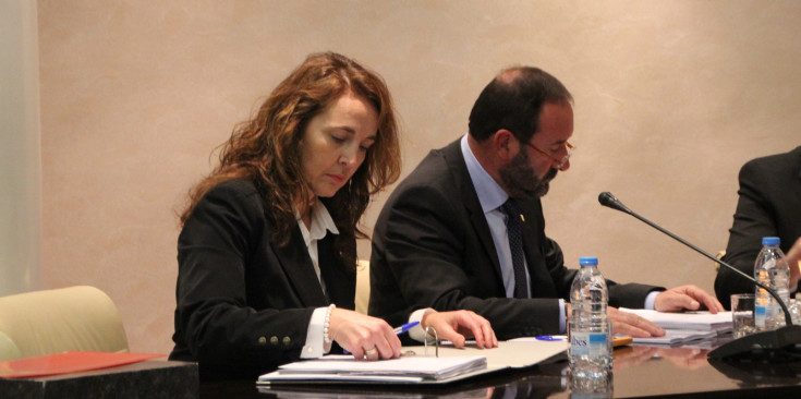 Els consellers liberals d'Encamp, Maribel Lafoz i Jordi Troguet, en una sessió de consell de comú.